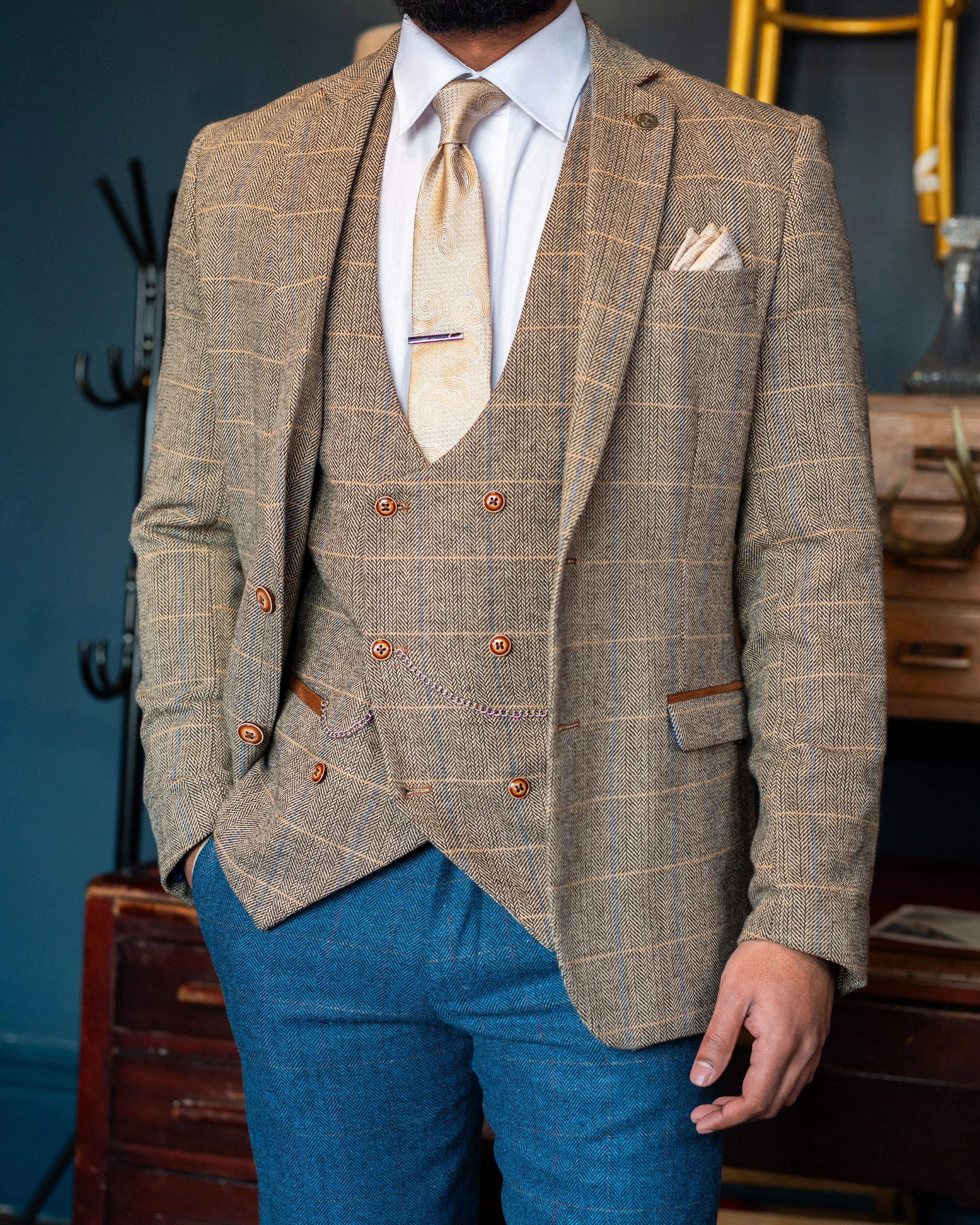 Ted with contrast trousers Wedding Look
